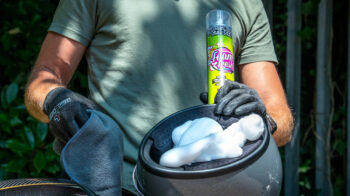 Muc-Off Foam Fresh Pena za osvježavanje unutrašnjosti kacige 250ml - Image 2