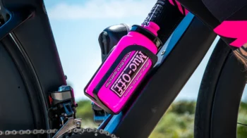 Muc-Off Rozi prilagođeni Fly bidon za vodu 550ml - Image 2