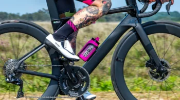 Muc-Off Rozi prilagođeni Fly bidon za vodu 550ml - Image 3