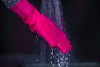 Muc-Off Deep Scrubber Silikonske rukavice za pranje ROZE L - Image 3