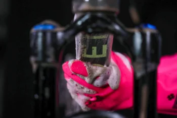 Muc-Off Deep Scrubber Silikonske rukavice za pranje ROZE L - Image 2
