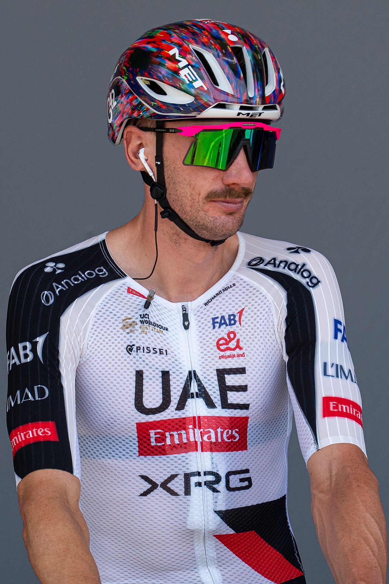 Brandon McNulty u dresu UAE Team Emirates XRG