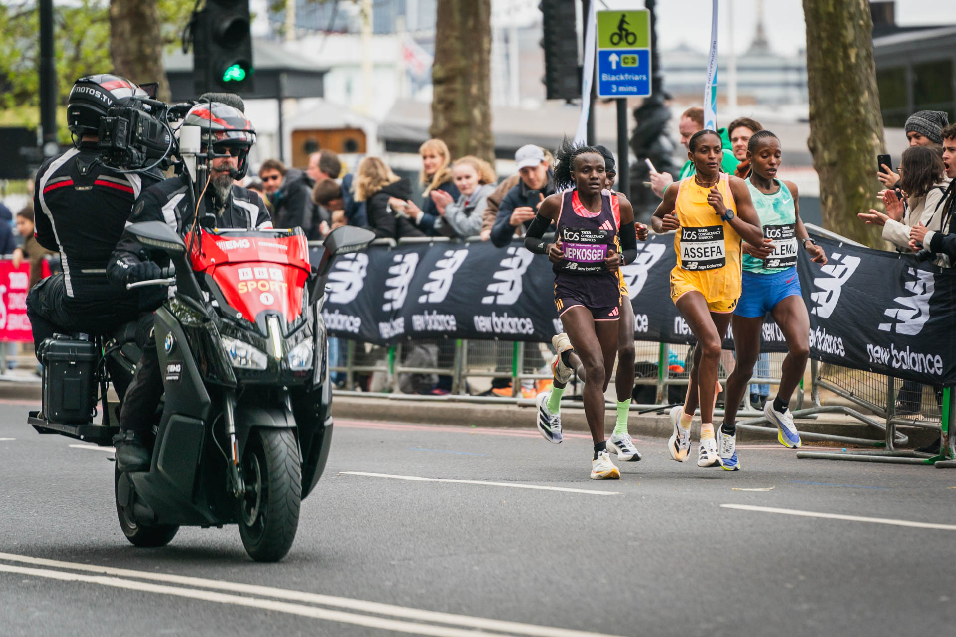 Tigst Assefa u žutom dresu tokom maratona u Londonu