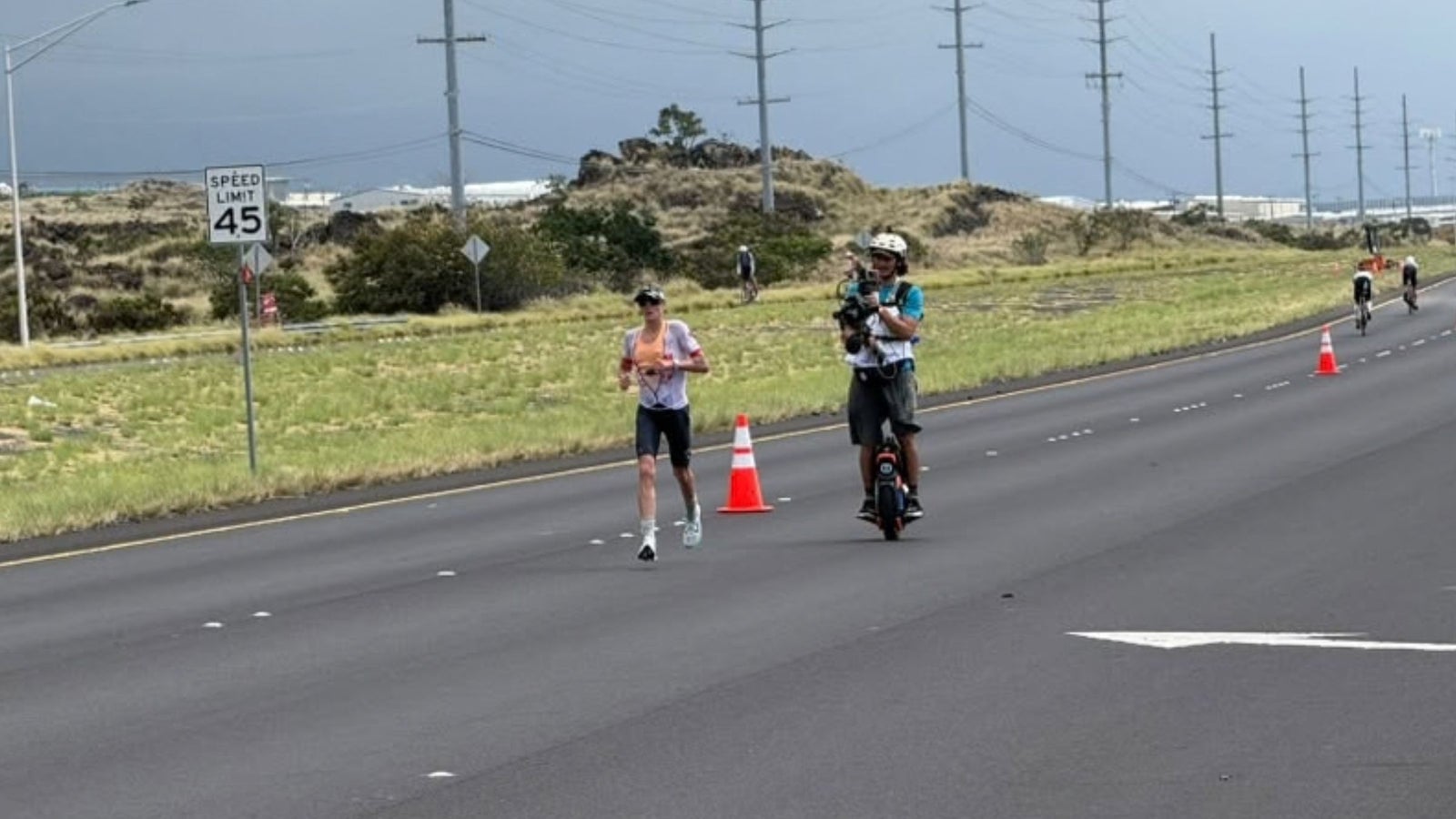 Taylor Knibb trči u vodstvu na maratonu Ironman svjetskog prvenstva u Koni